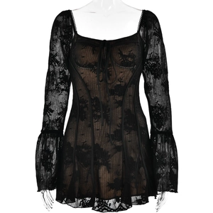 Détail de robe courte en dentelle noire avec manches évasées et col carré en tulle fleuri