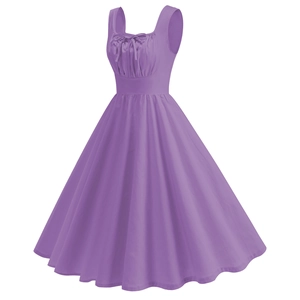 Détail d'une robe sans manches lilas avec décolleté carré froncé et un petit nœud élégant