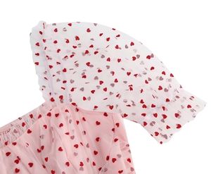 Dettaglio manica abito rosa con rete bianca e motivi a cuore rosso per donne