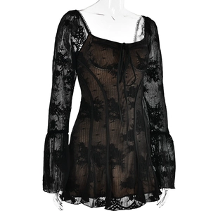 Détail de robe en dentelle noire avec manches cloche évasées et décolleté à lacets chic