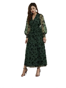Robe longue vintage vert foncé à manches longues avec broderies noires et col en V
