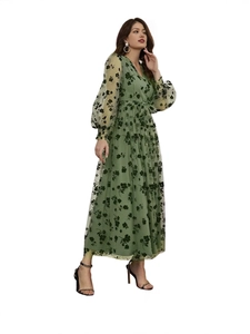 Robe longue fleurie vert foncé élégante avec manches lanternes et col en V ajusté