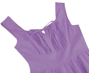 Détails de la robe sans manches violette avec poitrine plissée et cordon au col carré