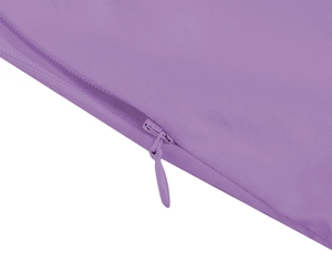 Gros plan sur la texture du tissu lavande avec fermeture éclair invisible de la robe