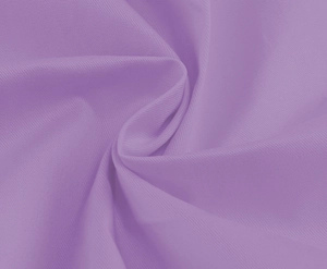 Détail macro du tissu en maille lavande montrant la texture fine et le drapé élégant
