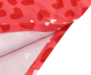Gros plan détaillé du tissu à motif cœur et coutures soignées de la robe col carré