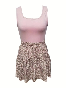 Ensemble d'été deux pièces pour femmes avec débardeur rose et mini-jupe fleurie à étages