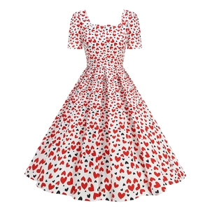 Détail du col carré et de l'imprimé cœurs rouges sur robe blanche vintage