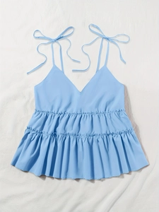 Detail des hellblauen Babydoll-Oberteils mit verstellbaren Schleifenträgern und Rüschensaum