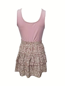 Ensemble chic deux pièces avec débardeur sans manches mauve et jupe fleurie à plusieurs niveaux