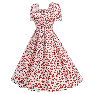 Vue détaillée de la robe blanche vintage avec imprimé cœur et encolure carrée chic