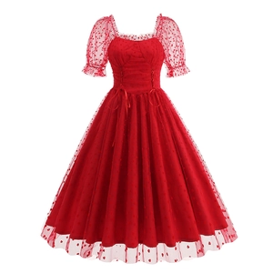 Dettaglio del vestito rosso con ricami a cuore e maniche a sbuffo in mesh velato