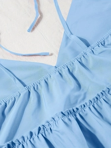 Nahaufnahme des hellblauen Sommertops mit Rüschendetails und zarten Spaghettiträgern
