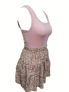 Ensemble élégant avec débardeur rose sans manches et jupe fleurie à plusieurs niveaux