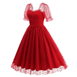 Dettaglio dell'abito vintage rosso con paillettes a cuore e vita a corsetto stringata