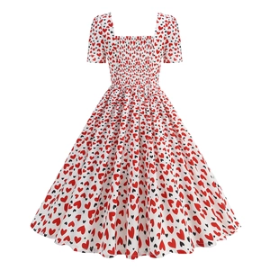 Détail du col carré et du bustier froncé sur robe blanche avec imprimé cœurs rouges