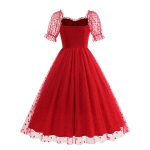 Dettaglio di un abito vintage rosso con mesh stampata a cuore e scollatura a cuore