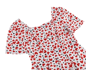 Détail du col carré et du motif cœur sur une robe vintage à manches courtes