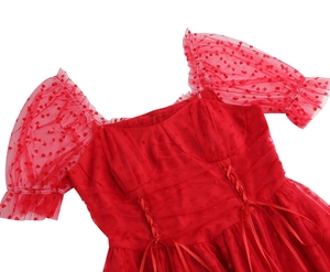 Dettaglio vestito rosso con scollo quadrato e maniche a sbuffo con cuori