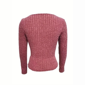 Dettaglio della trama a costine sul retro del cardigan aderente rosa a maniche lunghe donna
