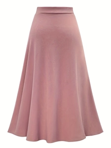 Détail de la jupe longue trapèze taille haute rose poudré avec un drapé élégant et nœud