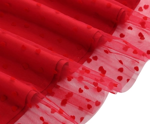 Dettaglio dell'orlo in rete rossa con motivi a cuore floccati e design del tessuto a due strati