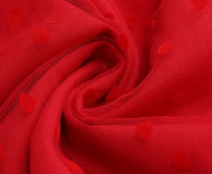 Dettaglio del tessuto a rete rossa con puntini floccati a forma di cuore per vestiti