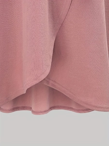 Détail d'une jupe rose avec ourlet arrondi asymétrique et texture micro-brossée douce