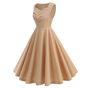 Détail du décolleté en cœur et du corsage plissé sur une robe trapèze de style vintage