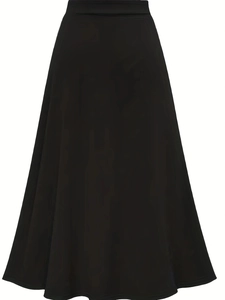Détail d'une jupe midi noire en ligne A avec ceinture large et fente latérale élégante