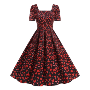 Détail des motifs cœurs rouges sur le tissu noir de la robe vintage à col carré