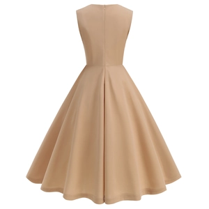Vue arrière d'une robe vintage kaki sans manches avec fermeture éclair et jupe évasée en A