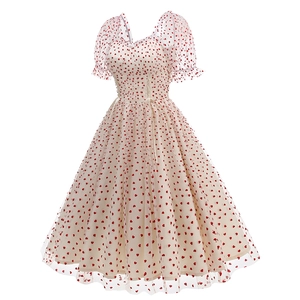 Dettaglio dell'abito vintage francese con stampe a cuori rossi e tessuto a rete trasparente