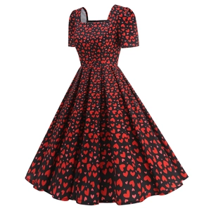 Détail de la robe trapèze vintage noire avec motifs de cœurs rouges et encolure carrée