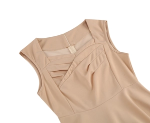 Détail de la robe beige sans manches à col carré avec plis et fermeture éclair au dos