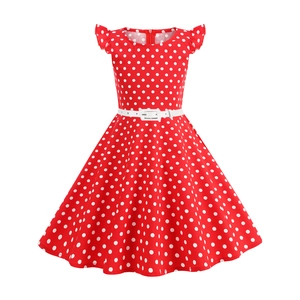 Détail de la robe rouge à pois avec manches volantées et fine ceinture blanche