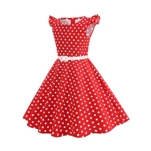 Détail de la robe rouge à pois pour fille avec manches volantées et ceinture blanche