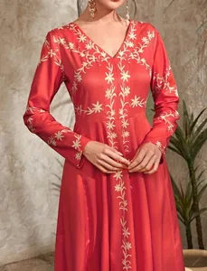 Dettaglio vestito floreale in raso rosso con scollo a V ed eleganti stampe lunghe