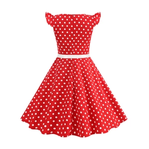 Vue arrière de la robe vintage rouge à pois avec manches volantées et ceinture blanche