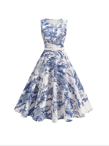 Gros plan détaillé sur l'imprimé Toile de Jouy bleu d'une robe vintage blanche sans manches