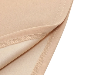 Détail de l'ourlet à double surpiqûre et du tissu texturé en polyester beige de la robe