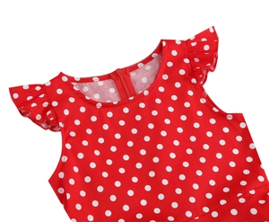 Détail de la robe rouge à pois avec manches volantées et fermeture éclair invisible