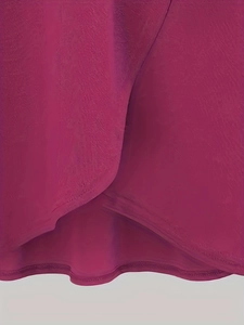Détail de la jupe rose rouge avec ourlet tulipe et design superposé pour look décontracté