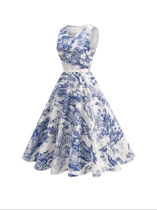 Détail de l'imprimé paysage bleu et de la ceinture blanche sur une robe sans manches