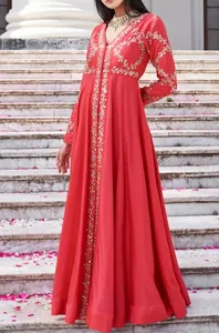 Dettaglio di ricamo floreale su abito vintage rosso a maniche lunghe in tessuto satin