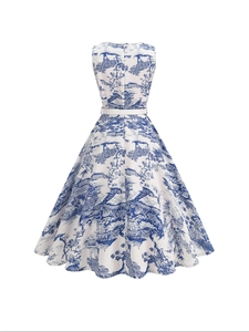 Détail de la robe vintage sans manches avec imprimé Toile de Jouy bleue et ceinture blanche fine