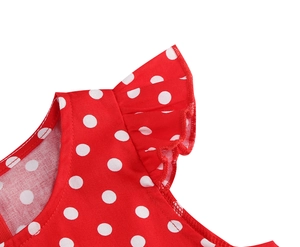Détails des manches à volants et des pois blancs sur une robe d'été rouge en coton