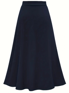Détail de la jupe midi trapèze noire à taille haute avec un drapé élégant et des plis