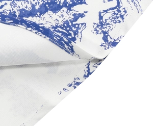 Détail du tissu Toile de Jouy bleu et blanc avec des finitions de couture précises