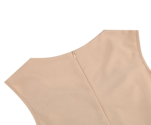 Détail du dos d'une robe beige sans manches avec fermeture éclair invisible et coutures nettes
